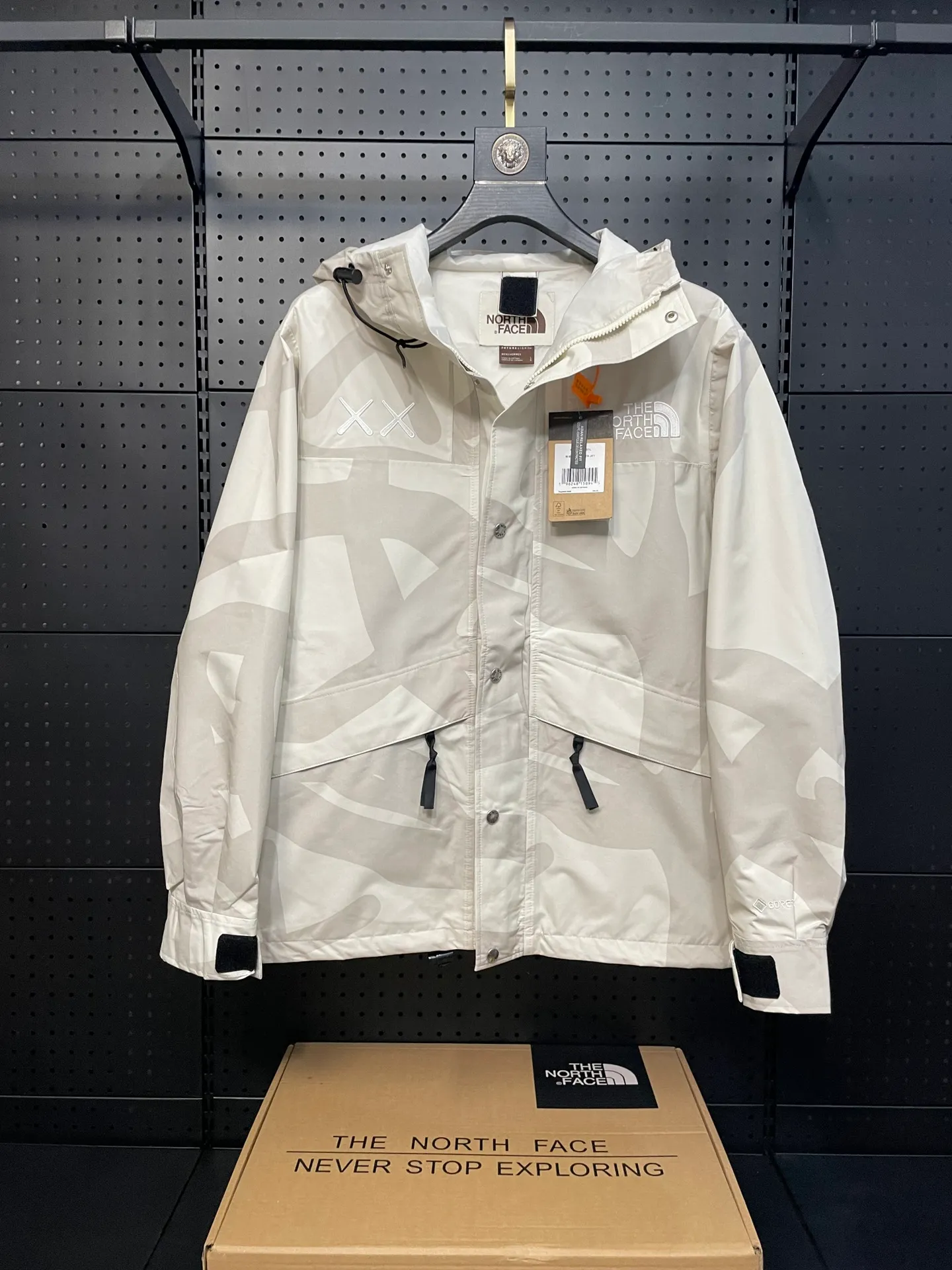 THE NORTH FACE x XX KAWS FW 22 TNF KAWS Classic ~ ！ ~ 1986 Classic Retro ，Retro ， DRYVENT ， ， Wear-Resistant ， Breathable logo ， ， Breathable ， ，ZP ， ， Breathable YKK ， ， ， ， ， ， logo Sixe：Xs-xxl